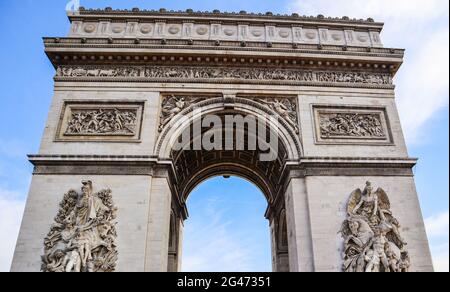 Triumphbogen (Arc de Triomphe), Champs-Elysees in Paris, Frankreich. April 2019 Stockfoto