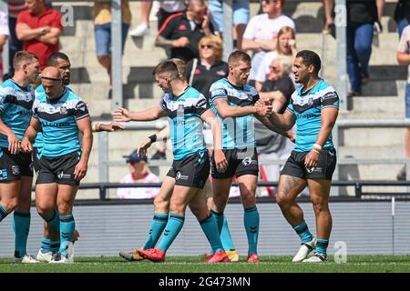 Leigh, Großbritannien. Juni 2021. Bureta Faraimo (2) vom Hull FC feiert seinen Versuch mit Marc Sneyd (7) vom Hull FC in Leigh, Großbritannien am 6/19/2021. (Foto von Craig Thomas/News Images/Sipa USA) Quelle: SIPA USA/Alamy Live News Stockfoto