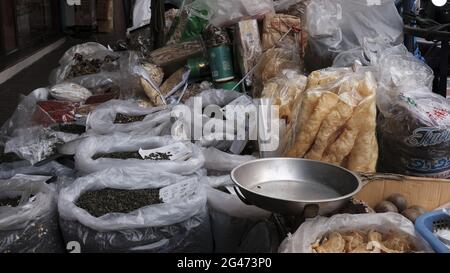 Gewürze Kräuter getrocknete Lebensmittel Rohstoffe Chinatown Market Area Bangkok Thailand Stockfoto