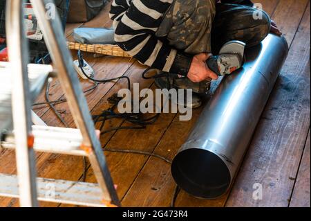 Kamin für den Kamin, Installation eines Rohres über den Kamin zum Kamin, Reparaturarbeiten im Haus. Neu Stockfoto