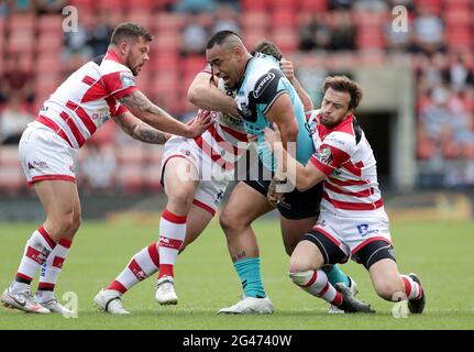 Mahe Fonua von Hull FC wird während des Matches der Betfred Super League im Leigh Sports Village, Leigh, angegangen. Bilddatum: Samstag, 19. Juni 2021. Stockfoto