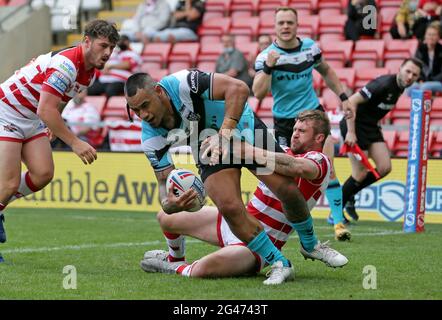 Mahe Fonua von Hull FC erzielt den fünften Versuch ihrer Seite beim Spiel der Betfred Super League im Leigh Sports Village, Leigh. Bilddatum: Samstag, 19. Juni 2021. Stockfoto