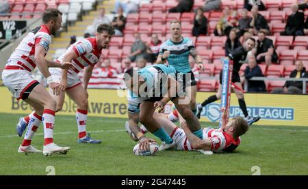 Mahe Fonua von Hull FC erzielt den fünften Versuch ihrer Seite beim Spiel der Betfred Super League im Leigh Sports Village, Leigh. Bilddatum: Samstag, 19. Juni 2021. Stockfoto