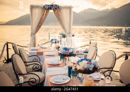 Hochzeitstafel am Ufer Stockfoto