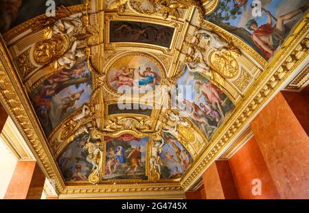 Paris/Frankreich - 05 April 2019. In der reich verzierten Louvre Museum. Schöne Decke Stockfoto