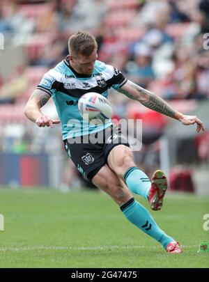 Marc Sneyd von Hull FC erzielt beim Betfred Super League-Spiel im Leigh Sports Village, Leigh, eine Conversion. Bilddatum: Samstag, 19. Juni 2021. Stockfoto