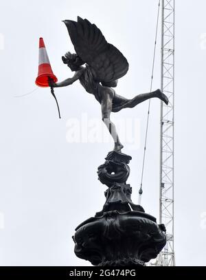 Piccadilly Circus, London, Großbritannien. Juni 2021. Ein Verkehrskegel am Bug der Eros-Statue im Piccadilly Circus. Bild: Matthew Chattle/Alamy Live New Stockfoto