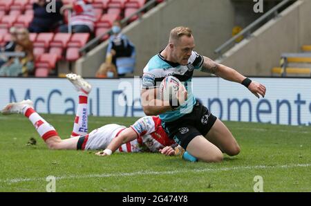 Adam Swift von Hull FC erzielt beim Betfred Super League-Spiel im Leigh Sports Village, Leigh, den sechsten Versuch seiner Seite. Bilddatum: Samstag, 19. Juni 2021. Stockfoto