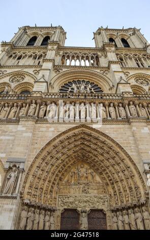 Wunderbare bildhauerischen und architektonischen Details der Kathedrale Notre Dame in Paris Frankreich. Vor dem Feuer. April 05, 2019 Stockfoto