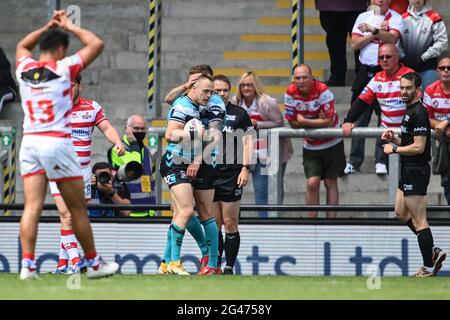 Leigh, Großbritannien. Juni 2021. Adam Swift (21) vom Hull FC feiert am 6/19/2021 seinen zweiten Anglauf in Leigh, Großbritannien. (Foto von Craig Thomas/News Images/Sipa USA) Quelle: SIPA USA/Alamy Live News Stockfoto