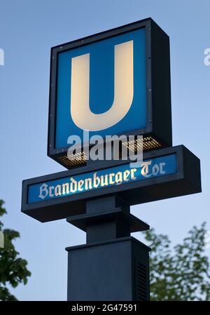 Schild U-Bahn-Station Brandenburger Tor am Abend, Berlin, Deutschland, Europa Stockfoto