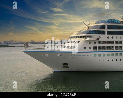 Das Schiff führt in der Nähe der Stadt cochin, Kochi, Kerela, Indien, vorbei Stockfoto