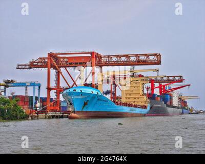 Das Containerschiff Maersk Blick von einem indischen Hafen bestehen aus großem Handelsschiff, großem Kran, Trockendock, Offshore-Plattform, blauer Himmel Stockfoto