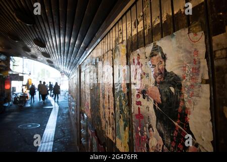 Vintage-Filmplakate, die an einer Außenwand in Tokio, Japan, ausgestellt sind Stockfoto