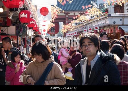 Menschen, die die Nakamise-Dori im Sensō-ji in Asakusa, Tokio, Japan, hinunterlaufen Stockfoto