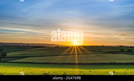 Sonnenuntergang über Feldern im Berry Pomeroy Village, Devon, England, Europa Stockfoto