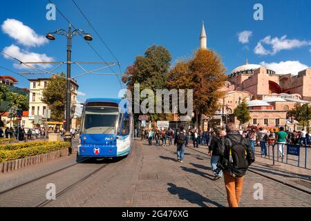 Istanbul, 7, Oktober, 2018: Weitwinkelansicht mit der Blauen Straßenbahn, die durch eine belebte Straße mit Menschen in der Nähe des Hagia Sophia Museums, Istanbul, Türkei, fährt Stockfoto