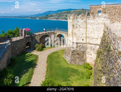 Schöner Blick auf das Schloss Agropoli an einem sonnigen Sommertag. Salerno, Cilento, Kampanien, Italien. Stockfoto