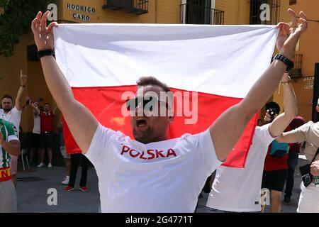 Sevilla, Spanien. Juni 2021. Unterstützer Spaniens und polens vor dem zweiten Spiel der Euro 2020 in Sevilla, Spanien, 19. Juni 2021. Quelle: Jose Luis Contreras/DAX/ZUMA Wire/Alamy Live News Stockfoto