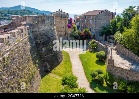 Schöner Blick auf das Schloss Agropoli an einem sonnigen Sommertag. Salerno, Cilento, Kampanien, Italien. Stockfoto