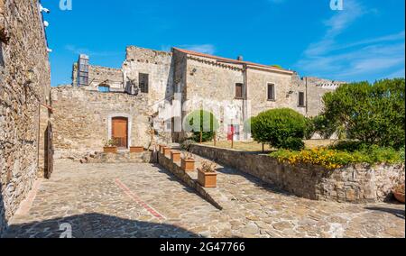 Schöner Blick auf das Schloss Agropoli an einem sonnigen Sommertag. Salerno, Cilento, Kampanien, Italien. Stockfoto