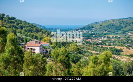 Schöne ländliche Landschaft mit dem Meer im Hintergrund in Cilento, Salerno, Kampanien, Italien. Stockfoto