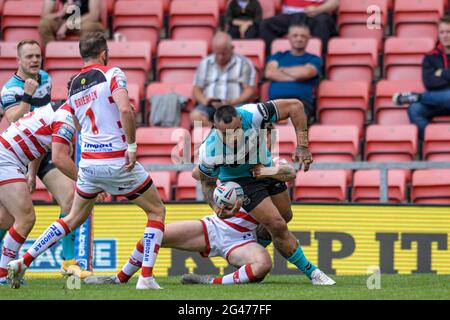 Leigh, Großbritannien. Juni 2021. Mahe Fonua (5) vom Hull FC geht am 6/19/2021 in Leigh, Großbritannien, auf den 6-20. (Foto von Simon Whitehead/ SW Foto/News Images/Sipa USA) Quelle: SIPA USA/Alamy Live News Stockfoto