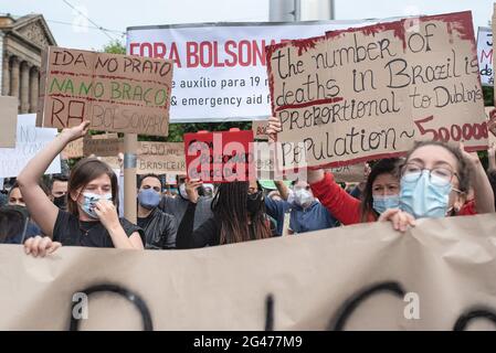 Dublin, Irland. Juni 2021. Demonstranten halten während der Demonstration ein Banner und Plakate in der Hand.Demonstranten versammelten sich am Spire, um gegen den brasilianischen Präsidenten Jair Bolsonaro zu demonstrieren. Die Demonstranten forderten eine bessere Verteilung von Covid-19-Impfstoffen in Brasilien sowie Maßnahmen gegen den jüngsten Anstieg des Hungers des Landes und Bolsonaros Amtsenthebung. Kredit: SOPA Images Limited/Alamy Live Nachrichten Stockfoto