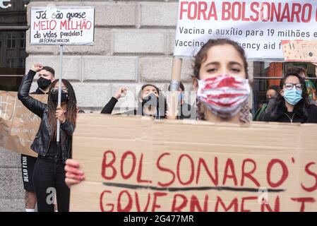 Dublin, Irland. Juni 2021. Demonstranten halten Plakate während der Demonstration.Demonstranten versammelten sich am Spire, um gegen den brasilianischen Präsidenten Jair Bolsonaro zu demonstrieren. Die Demonstranten forderten eine bessere Verteilung von Covid-19-Impfstoffen in Brasilien sowie Maßnahmen gegen den jüngsten Anstieg des Hungers des Landes und Bolsonaros Amtsenthebung. Kredit: SOPA Images Limited/Alamy Live Nachrichten Stockfoto