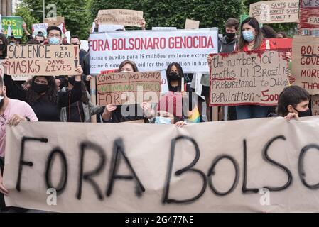 Dublin, Irland. Juni 2021. Demonstranten halten während der Demonstration ein Banner und Plakate in der Hand.Demonstranten versammelten sich am Spire, um gegen den brasilianischen Präsidenten Jair Bolsonaro zu demonstrieren. Die Demonstranten forderten eine bessere Verteilung von Covid-19-Impfstoffen in Brasilien sowie Maßnahmen gegen den jüngsten Anstieg des Hungers des Landes und Bolsonaros Amtsenthebung. Kredit: SOPA Images Limited/Alamy Live Nachrichten Stockfoto