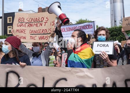 Dublin, Irland. Juni 2021. Demonstranten halten während der Demonstration ein Banner und Plakate in der Hand.Demonstranten versammelten sich am Spire, um gegen den brasilianischen Präsidenten Jair Bolsonaro zu demonstrieren. Die Demonstranten forderten eine bessere Verteilung von Covid-19-Impfstoffen in Brasilien sowie Maßnahmen gegen den jüngsten Anstieg des Hungers des Landes und Bolsonaros Amtsenthebung. Kredit: SOPA Images Limited/Alamy Live Nachrichten Stockfoto