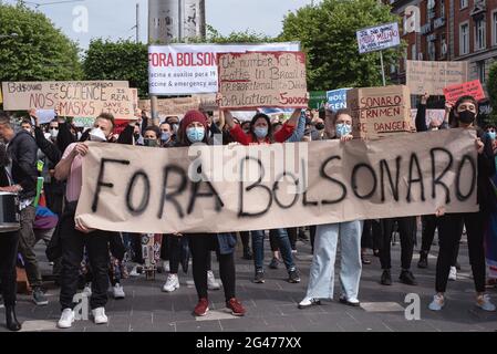 Dublin, Irland. Juni 2021. Demonstranten halten während der Demonstration ein Banner und Plakate in der Hand.Demonstranten versammelten sich am Spire, um gegen den brasilianischen Präsidenten Jair Bolsonaro zu demonstrieren. Die Demonstranten forderten eine bessere Verteilung von Covid-19-Impfstoffen in Brasilien sowie Maßnahmen gegen den jüngsten Anstieg des Hungers des Landes und Bolsonaros Amtsenthebung. Kredit: SOPA Images Limited/Alamy Live Nachrichten Stockfoto