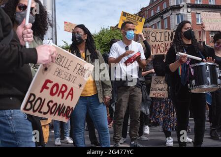 Dublin, Irland. Juni 2021. Demonstranten halten Plakate während der Demonstration.Demonstranten versammelten sich am Spire, um gegen den brasilianischen Präsidenten Jair Bolsonaro zu demonstrieren. Die Demonstranten forderten eine bessere Verteilung von Covid-19-Impfstoffen in Brasilien sowie Maßnahmen gegen den jüngsten Anstieg des Hungers des Landes und Bolsonaros Amtsenthebung. Kredit: SOPA Images Limited/Alamy Live Nachrichten Stockfoto