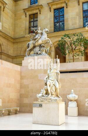 Paris/Frankreich - 04 April 2019. Antiken Skulptur in Cour Marly Raum im Louvre, Paris, Frankreich, Europa Stockfoto