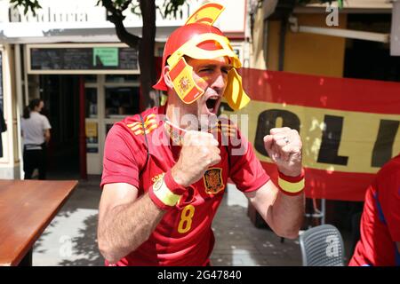 Sevilla, Spanien. Juni 2021. Unterstützer Spaniens und polens vor dem zweiten Spiel der Euro 2020 in Sevilla, Spanien, 19. Juni 2021. Quelle: Jose Luis Contreras/DAX/ZUMA Wire/Alamy Live News Stockfoto