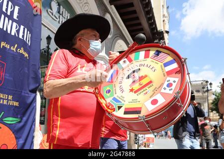 Sevilla, Spanien. Juni 2021. Unterstützer Spaniens und polens vor dem zweiten Spiel der Euro 2020 in Sevilla, Spanien, 19. Juni 2021. Quelle: Jose Luis Contreras/DAX/ZUMA Wire/Alamy Live News Stockfoto