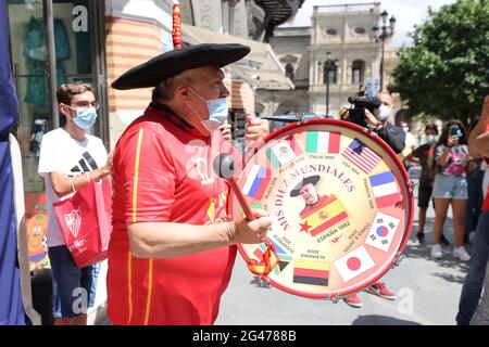 Sevilla, Spanien. Juni 2021. Unterstützer Spaniens und polens vor dem zweiten Spiel der Euro 2020 in Sevilla, Spanien, 19. Juni 2021. Quelle: Jose Luis Contreras/DAX/ZUMA Wire/Alamy Live News Stockfoto