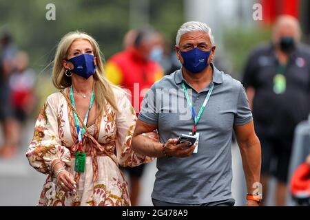 Marilena Latifi und Michael Latifi (CDN), Mutter und Vater von Nichola Latifi (CDN) Williams Racing. Großer Preis von Frankreich, Samstag, 19. Juni 2021. Paul Ricard, Frankreich. Stockfoto