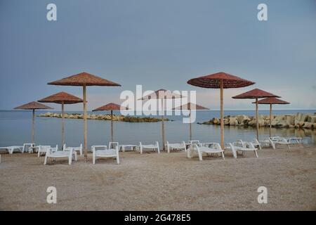 Strand mit Sonnenschirmen am Schwarzen Meer. Der ideale Ort, um sich zu entspannen und wunderbare Momente zu verbringen. Stockfoto