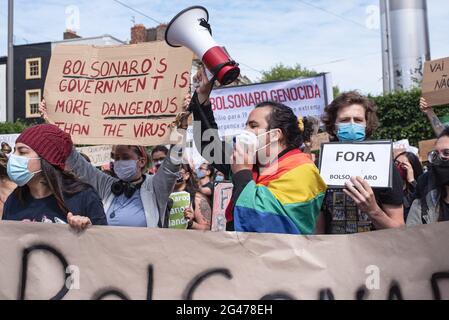 Dublin, Irland. Juni 2021. Demonstranten halten während der Demonstration ein Banner und Plakate in der Hand.Demonstranten versammelten sich am Spire, um gegen den brasilianischen Präsidenten Jair Bolsonaro zu demonstrieren. Die Demonstranten forderten eine bessere Verteilung von Covid-19-Impfstoffen in Brasilien sowie Maßnahmen gegen den jüngsten Anstieg des Hungers des Landes und Bolsonaros Amtsenthebung. (Foto von Natalia Campos/SOPA Images/Sipa USA) Quelle: SIPA USA/Alamy Live News Stockfoto