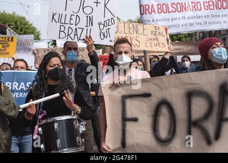 Dublin, Irland. Juni 2021. Demonstranten halten während der Demonstration ein Banner und Plakate in der Hand.Demonstranten versammelten sich am Spire, um gegen den brasilianischen Präsidenten Jair Bolsonaro zu demonstrieren. Die Demonstranten forderten eine bessere Verteilung von Covid-19-Impfstoffen in Brasilien sowie Maßnahmen gegen den jüngsten Anstieg des Hungers des Landes und Bolsonaros Amtsenthebung. (Foto von Natalia Campos/SOPA Images/Sipa USA) Quelle: SIPA USA/Alamy Live News Stockfoto