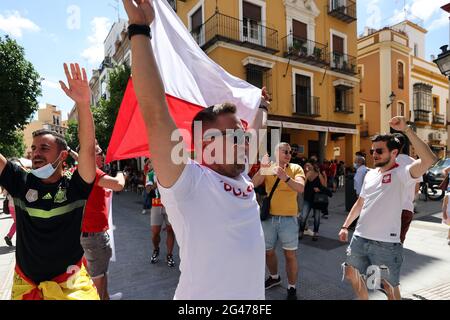 Sevilla, Spanien. Juni 2021. Unterstützer Spaniens und polens vor dem zweiten Spiel der Euro 2020 in Sevilla, Spanien, 19. Juni 2021. Quelle: Jose Luis Contreras/DAX/ZUMA Wire/Alamy Live News Stockfoto