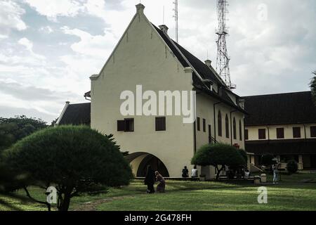 Makassar, Süd-Sulawesi, Indonesien. Juni 2021. Eines der alten Gebäude in der Mitte von Fort Rotterdam, in Makassar, Indonesien. Diese Festung wurde 1545 vom neunten König von Gowa, dem Sitz des Königreichs Gowa, erbaut. Quelle: Herwin Bahar/ZUMA Wire/Alamy Live News Stockfoto