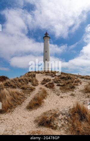 Blick auf die Sanddünen an der dänischen Jütlandküste mit dem Leuchtturm Lyngvid Fyr Stockfoto