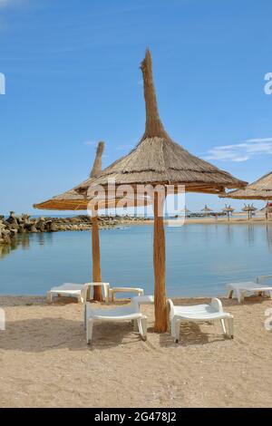 Strand mit Sonnenschirmen am Schwarzen Meer. Der ideale Ort, um sich zu entspannen und wunderbare Momente zu verbringen. Stockfoto