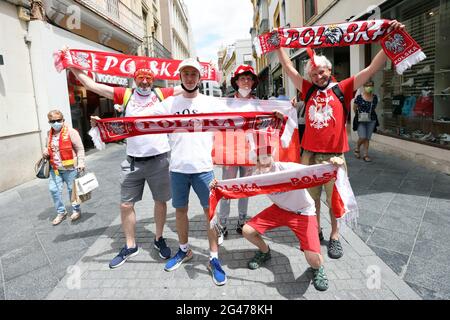 Sevilla, Spanien. Juni 2021. Unterstützer Spaniens und polens vor dem zweiten Spiel der Euro 2020 in Sevilla, Spanien, 19. Juni 2021. Quelle: Jose Luis Contreras/DAX/ZUMA Wire/Alamy Live News Stockfoto