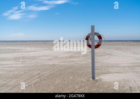 Rettungsstation und Flotationsring an einem endlosen Sandstrand an der Wattenmeer-Inselküste im Westen Dänemarks Stockfoto