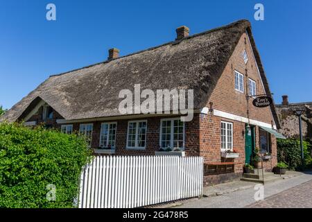 Malerische Dorfstraße mit bunten dänischen Häusern in Nordby auf der Insel Fano Stockfoto