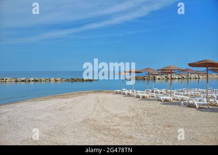 Strand mit Sonnenschirmen am Schwarzen Meer. Der ideale Ort, um sich zu entspannen und wunderbare Momente zu verbringen. Stockfoto