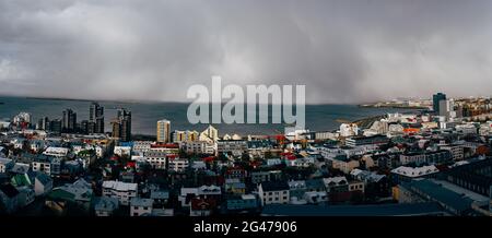 Panoramablick auf die Innenstadt von Reykjavik, der Hauptstadt Islands. Stockfoto